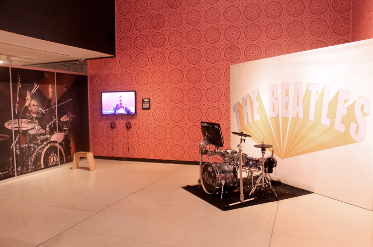 This interactive drum set lets Ringo Starr teach you how to play! 