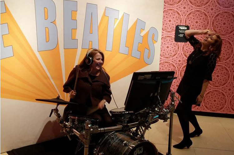 This interactive drum set lets Ringo Starr teach you how to play! 